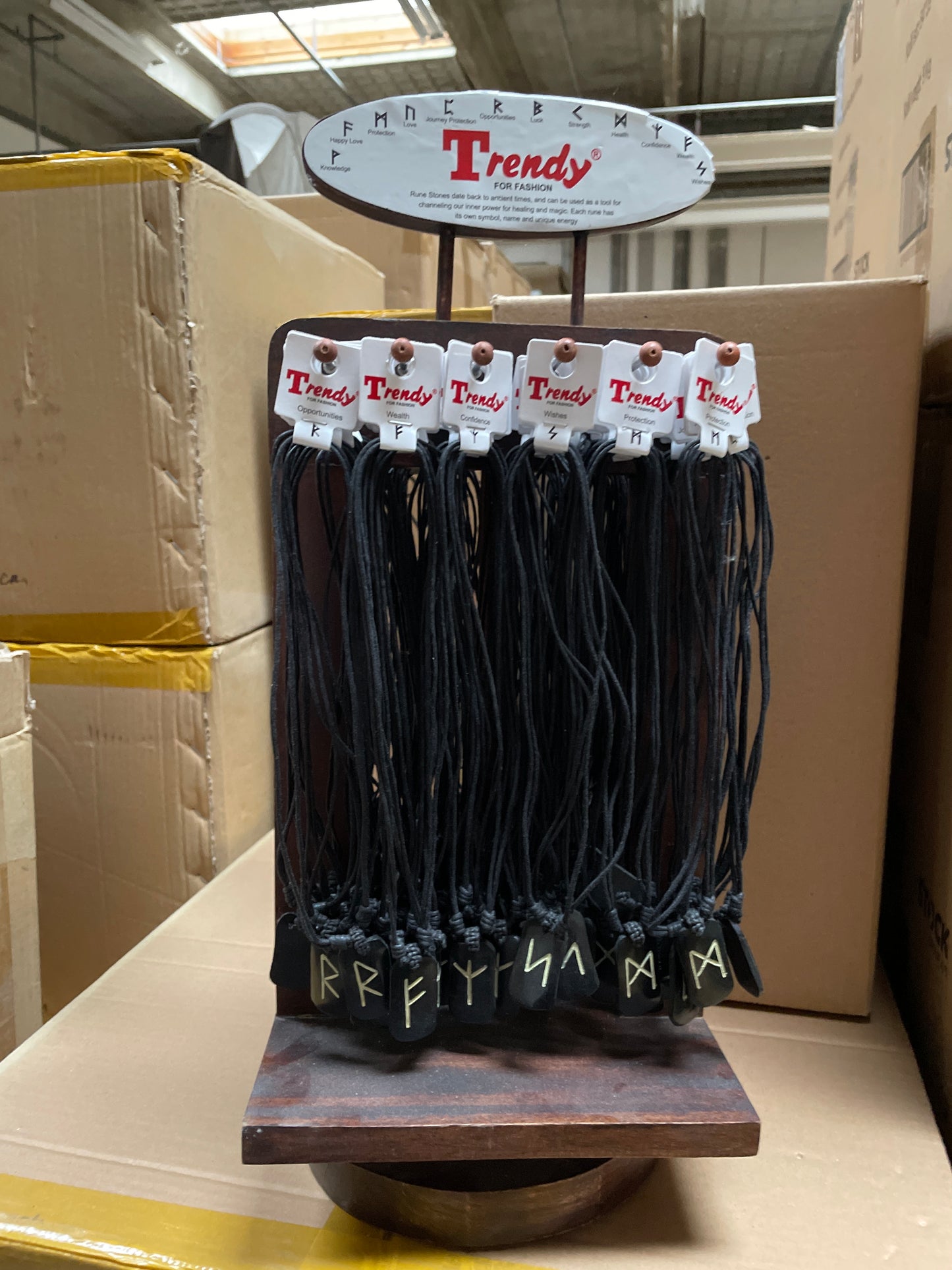 (2,8kr) Halskæde m/runesten på trædisplay