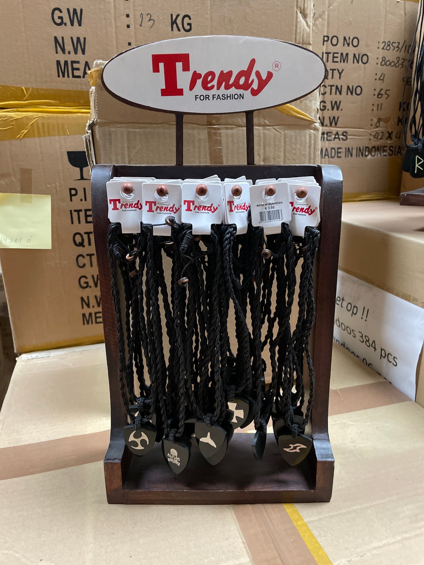 (2,8kr) Halskæde på trædisplay